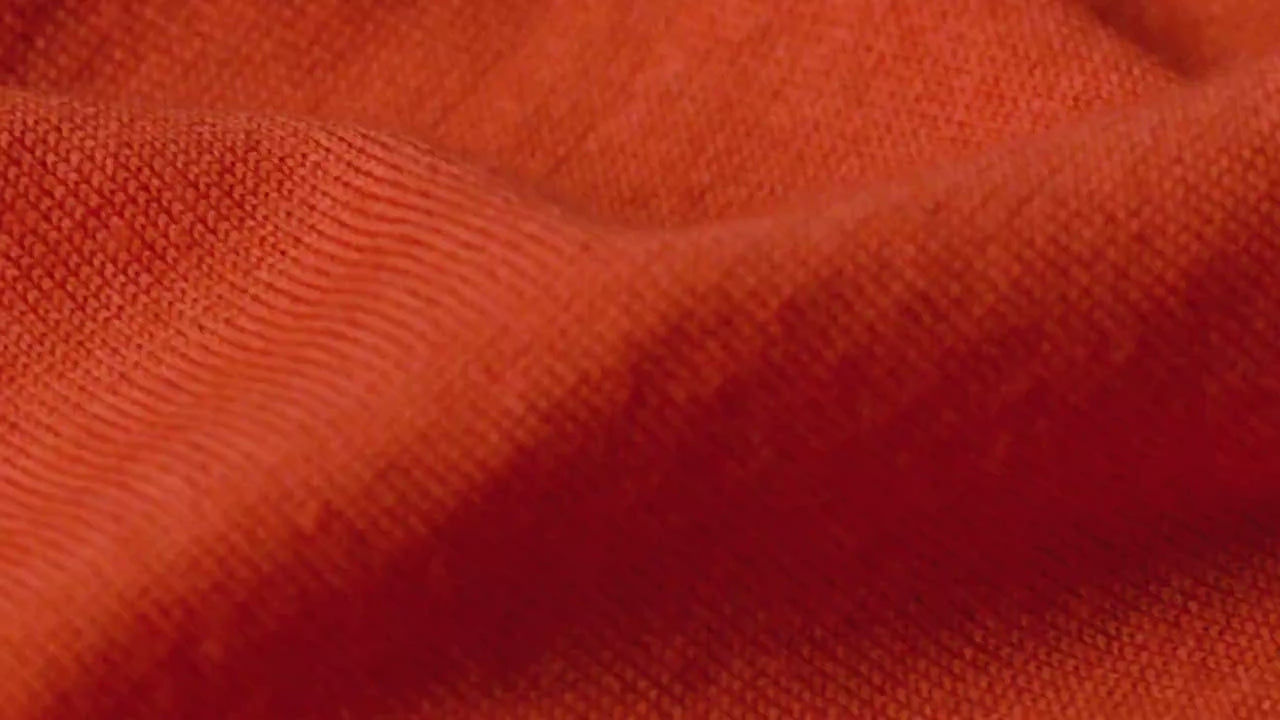 Charger la vidéo : Red knit fabric made with 100% Total Easy Care Merino Wool