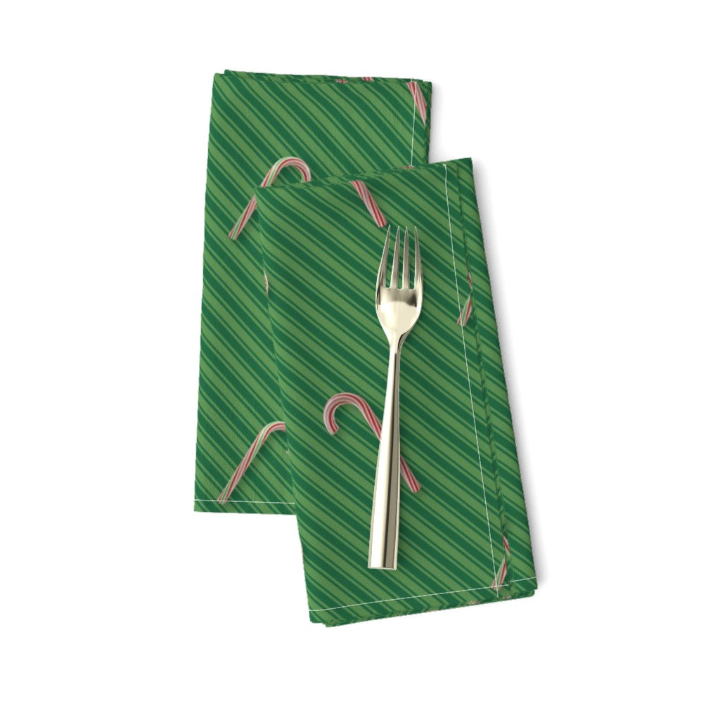 Bastones de caramelo en servilletas de tela con rayas verdes