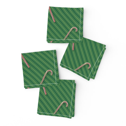 Bastones de caramelo en servilletas de cóctel de tela de rayas verdes